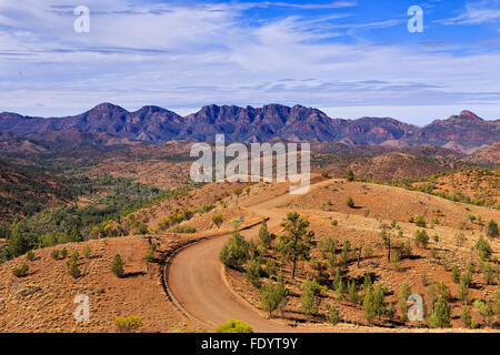 Les scellés sur terrain 4x4 en direction de Wilpena Pound de Flinders Ranges montagnes du Parc National dans le sud de l'Australie Banque D'Images