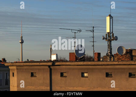Berlin, Allemagne, mâts, antennes radio et chaînes bols sur un toit Banque D'Images