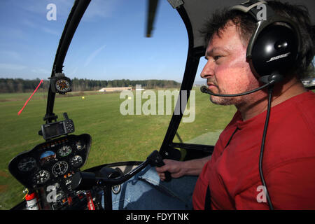 Beromuenster, Suisse, le pilote d'hélicoptère lors d'un vol dans le cockpit Banque D'Images