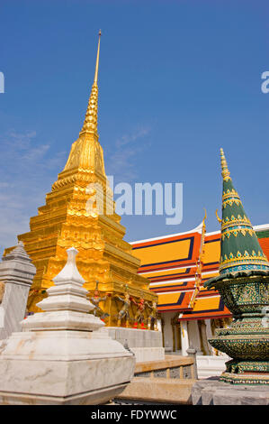 Bâtiments à l'intérieur orné le grand complexe de Palais à Bangkok, Thaïlande Banque D'Images