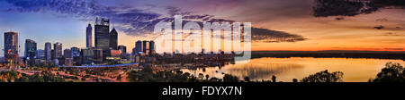 Sunrise large panorama de Perth CBD cityscape avec Swan River reflétant la lumière du soleil jaune chaud lookout élevé en rois par Banque D'Images