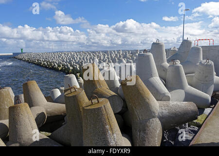 Swinoujscie, Pologne, sur la jetée ouest tétrapodes Banque D'Images