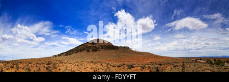 Rouge sec des plaines à distance de l'Australie du Sud dans la péninsule d'Eyre avec seule colline élevée à l'horizon près de Port Augusta dans un ciel ensoleillé Banque D'Images