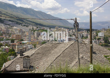 Vieille ville de Gjirokastra, maisons aux toits de lauzes ottomane, l'Albanie Banque D'Images