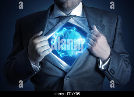 D'affaires global. Un homme d'affaires qui révèlent un monde connecté. Concept d'affaires Banque D'Images