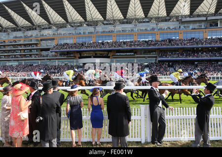 Ascot, Royaume-Uni, élégamment vêtue de personnes aux courses Banque D'Images