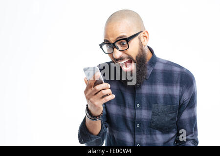 Choqué young african american man baldheaded avec barbe à l'aide de téléphone mobile et de crier Banque D'Images