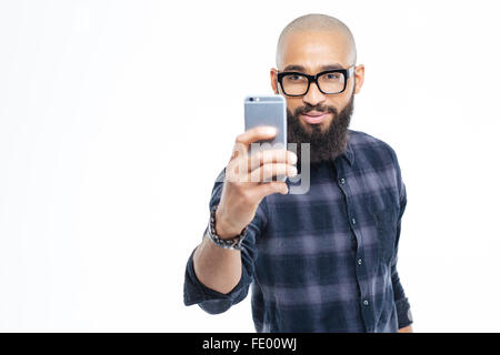 Jeune et beau jeune homme africain sans poils de barbe à l'aide de selfies prise téléphone intelligent Banque D'Images
