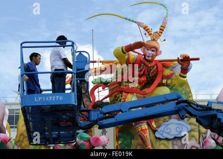 Singapour. 3, 2016. Les travailleurs touche finale sur le Roi Singe SUN Wukong' lantern le coin Galerie du flotteur en Marina Bay à Singapour, le 3 février 2016. Singapour fait derniers préparatifs le mercredi pour le prochain Nouvel An lunaire de singe. Credit : Puis Chih Wey/Xinhua/Alamy Live News Banque D'Images