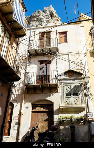 Maison de ville dans le quartier résidentiel de la ville de Cefalù et commune de la Province de Palerme, Sicile, Italie