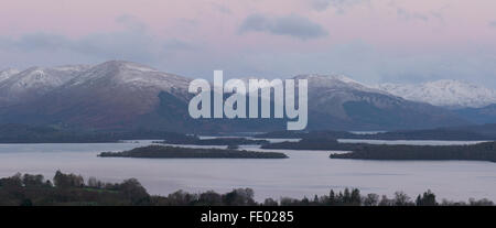 Le Loch Lomond, Ecosse, Royaume-Uni. 3 Février, 2016. Météo France : une belle aube calme sur le Loch Lomond et les Alpes Arrochar. Les Alpes Arrochar sont l'un des domaines les plus populaires en Écosse pour l'alpinisme. Ben 'Arthur', avec ses trois sommets rocheux trois distinctif appelé pointe le cordonnier, vu dans le centre est un des plus difficiles pour l'escalade des montagnes de l'Écosse. Credit : kayrtravel/Alamy Live News Banque D'Images