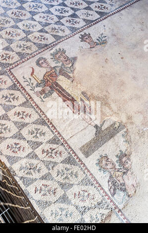 Mosaïque romaine ou hommes debout dans des couronnes de lauriers dans la Villa Romana del Casale, Piazza Armerina, Sicile, Italie Banque D'Images