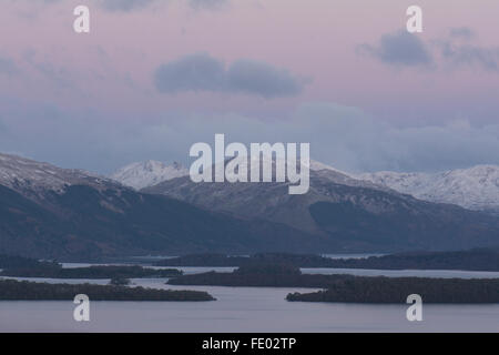 Le Loch Lomond, Ecosse, Royaume-Uni. 3 Février, 2016. Météo France : une belle aube calme sur le Loch Lomond et les Alpes Arrochar. Les Alpes Arrochar sont l'un des domaines les plus populaires en Écosse pour l'alpinisme. Ben 'Arthur', avec ses trois sommets rocheux trois distinctif appelé pointe le cordonnier, visible sur la gauche est l'un des plus difficiles des montagnes pour l'escalade en Ecosse. Credit : kayrtravel/Alamy Live News Banque D'Images