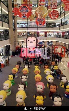 (160203) -- SHANGHAI, 3 février 2016 (Xinhua) -- de belles figurines de singe sont vus à l'Westgate Mall sur la Nanjing West Road à Shanghai, la Chine orientale, le 3 février 2016. Un total de 100 belles figurines de singe ont été placées sur la Nanjing West Road, une rue commericial prospère, à Shanghai, pour créer une atmosphère de la nouvelle année. (Xinhua/Liu Ying) (lfj) Banque D'Images