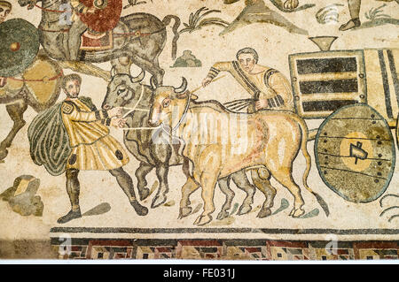 Mosaïque romaine ou les hommes conduisant un char à bœufs dans la Villa Romana del Casale, Piazza Armerina, Sicile, Italie Banque D'Images