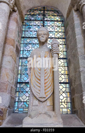 France, Normandie, Mont St Michel, une statue en granit de saint Albert, dans l'église de l'abbaye. Banque D'Images