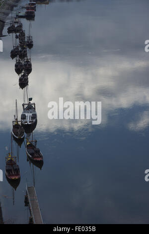 Vieux port Transport de bateaux amarrés sur le fleuve dans la région de Duoro à Porto au crépuscule. Banque D'Images