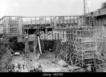 Le tableau de la propagande nazie montre la construction d'un stylo sous-marin par l'Organisation Todt sur la côte atlantique. La photo a été prise en mars 1942. Fotoarchiv für Zeitgeschichtee - PAS DE SERVICE DE VIREMENT - Banque D'Images