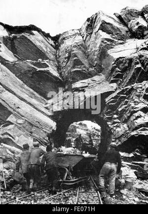 Le tableau de la propagande nazie montre la construction d'un bunker de munitions pour la guerre de Flak allemand à travers l'Organisation Todt sur la côte norvégienne. La photo a été publiée en septembre 1944. Fotoarchiv für Zeitgeschichtee - PAS DE SERVICE DE VIREMENT - Banque D'Images