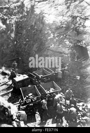 Le tableau de la propagande nazie montre la construction d'un bunker de munitions pour la guerre de craie allemande à travers l'Organisation Todt sur la côte norvégienne. La photo a été prise en septembre 1944. Fotoarchiv für Zeitgeschichtee - PAS DE SERVICE DE VIREMENT - Banque D'Images