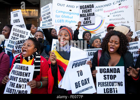 Manifestants devant l'Ouganda haut-commissariat à Londres exhortant le président de l'Ouganda de ne pas signer le projet de loi anti-ONG LGBT 2015. Banque D'Images