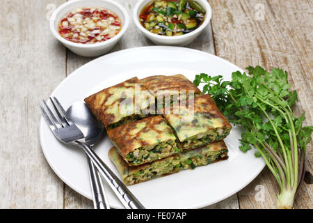 Martabak telur faits maison, l'alimentation de rue indonésien Banque D'Images