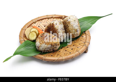 Yaki onigiri, boules de riz grillé, nourriture japonaise isolé sur fond blanc Banque D'Images