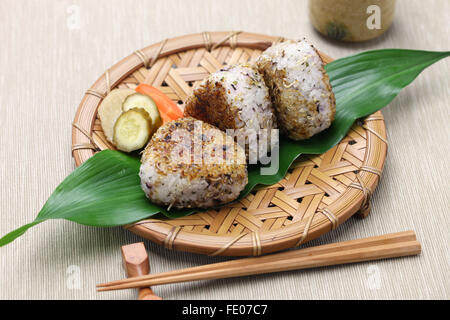 Yaki onigiri, boules de riz grillé, nourriture japonaise Banque D'Images