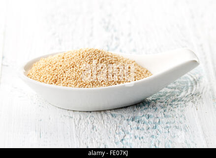 Amarath seeds en cuillère en porcelaine sur la table en bois blanc Banque D'Images