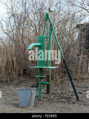 Pompe à main menant à un puits artésien. Le pompage de l'eau pour arroser le jardin. Banque D'Images