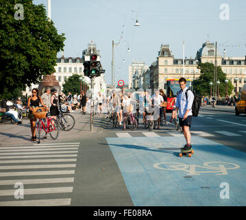 Les jeunes Danois font du skateboard et des vélos tout autour de la ville sur Dronning Louises Bro, au soleil de Copenhague, au Danemark Banque D'Images