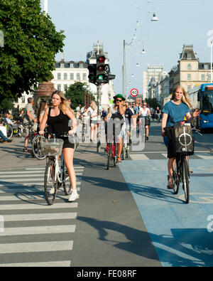 Les jeunes Danois sont à vélo dans la ville de Dronning Louises Bro, au soleil de Copenhague, au Danemark Banque D'Images