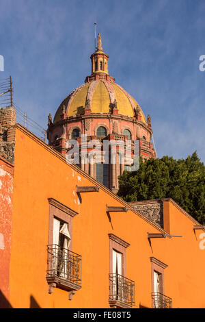 Le dôme de la chapelle de l'Immaculée Conception connue sous le nom de nonnes dans le centre historique de San Miguel de Allende, Mexique. Banque D'Images