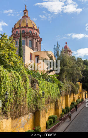 Le dôme de la chapelle de l'Immaculée Conception connue sous le nom de nonnes le long de Canal Street, dans le centre historique de San Miguel de Allende, Mexique. Banque D'Images