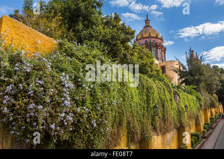 Le dôme de la chapelle de l'Immaculée Conception connue sous le nom de nonnes le long de Canal Street, dans le centre historique de San Miguel de Allende, Mexique. Banque D'Images