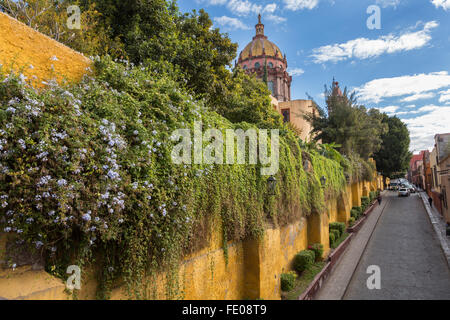 Le dôme de la chapelle de l'Immaculée Conception connue sous le nom de nonnes le long de Canal Street, dans le centre historique de San Miguel de Allende, Mexique. Banque D'Images