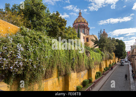 Le dôme de la chapelle de l'Immaculée Conception connue sous le nom de nonnes le long de Canal Street, dans le centre historique de San Miguel de Allende, Mexique. Banque D'Images