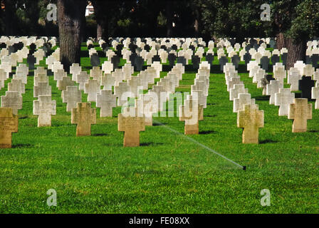 Cimetière de guerre allemand de Pomezia. Les soldats de la Wehrmacht 27420 qui sont tombés dans la bataille autour de Anzio, Nettuno et Rome pendant la Seconde Guerre mondiale y sont enterrés. Banque D'Images