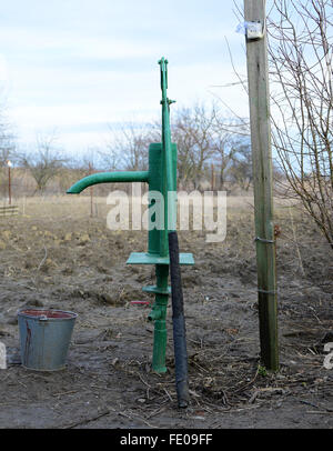 Pompe à main menant à un puits artésien. Le pompage de l'eau pour arroser le jardin. Banque D'Images