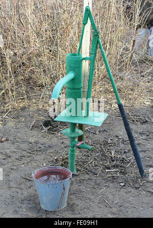 Pompe à main menant à un puits artésien. Le pompage de l'eau pour arroser le jardin. Banque D'Images