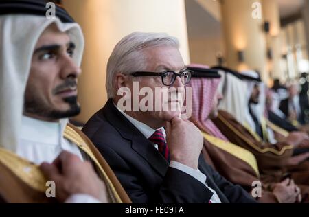 Riyadh, Arabie saoudite. 3, 2016. Le ministre allemand des Affaires étrangères Frank-Walter STEINMEIER (SPD) assis entre les clients de l'ouverture de l'Jenadriyah Festival à Riyadh, Arabie saoudite, 3 février 2016. L'Allemagne est le pays invité à la 2 semaines et folk festival culturel près de Riyad. Photo : MICHAEL KAPPELER/dpa/Alamy Live News Banque D'Images