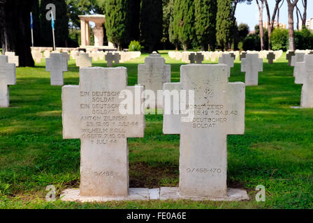 Cimetière de guerre allemand de Pomezia. Les soldats de la Wehrmacht 27420 qui sont tombés dans la bataille autour de Anzio, Nettuno et Rome pendant la Seconde Guerre mondiale y sont enterrés. Banque D'Images