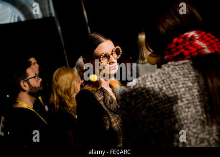 Barcelone, Espagne. 3 Février, 2016. Un modèle habillé de Naulover design est connu des moments avant d'aller au podium durant la 080 Fashion Show à Barcelone, Espagne le 3 févr. 2016. Crédit : Jordi Boixareu/Alamy Live News Banque D'Images