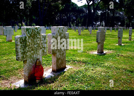 Cimetière de guerre allemand de Pomezia. Les soldats de la Wehrmacht 27420 qui sont tombés dans la bataille autour de Anzio, Nettuno et Rome pendant la Seconde Guerre mondiale y sont enterrés. Banque D'Images