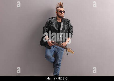 Jeune punk rocker cigarette Photo Stock
