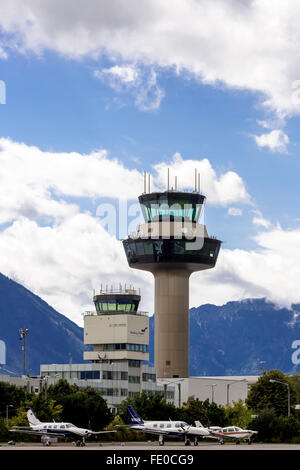 De l'aéroport, la tour de contrôle de la circulation aérienne, de contrôleur radar, Salzburg, Salzburg, Salzbourg, Autriche, Europe, vue aérienne, Banque D'Images