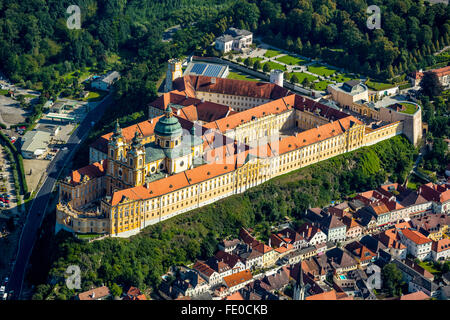 Vue aérienne, monastère bénédictin, UNESCO World Heritage Site, complexe du monastère baroque autrichien, Wachau, l'Abbaye de Melk, Banque D'Images