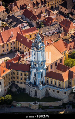 Vue aérienne, Dürnstein, ancien monastère église avec une coloration bleu-blanc, Dürnstein, Basse Autriche, Autriche Europe, antenne Banque D'Images