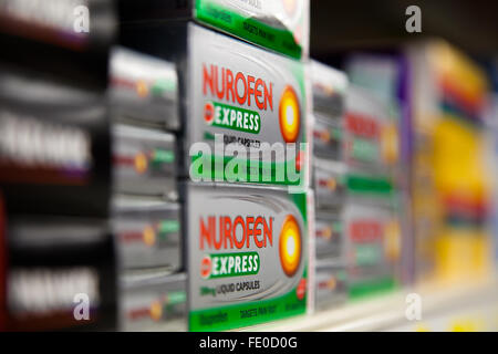 14 Décembre 2015 -- un tribunal australien a produits commandés dans le soulagement de douleur Nurofen gamme du marché. Banque D'Images