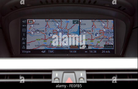 2007 BMW M5 Touring - V10 Powered by E61 (E60) break estate sta nav montrant l'autoroute M25 Banque D'Images